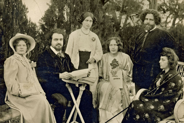 Слева направо: А.Герцык, Н.Бердяев, Л.Герцык-Жуковская, Е.Герцык, М. Волошин, Л.Бердяева. 