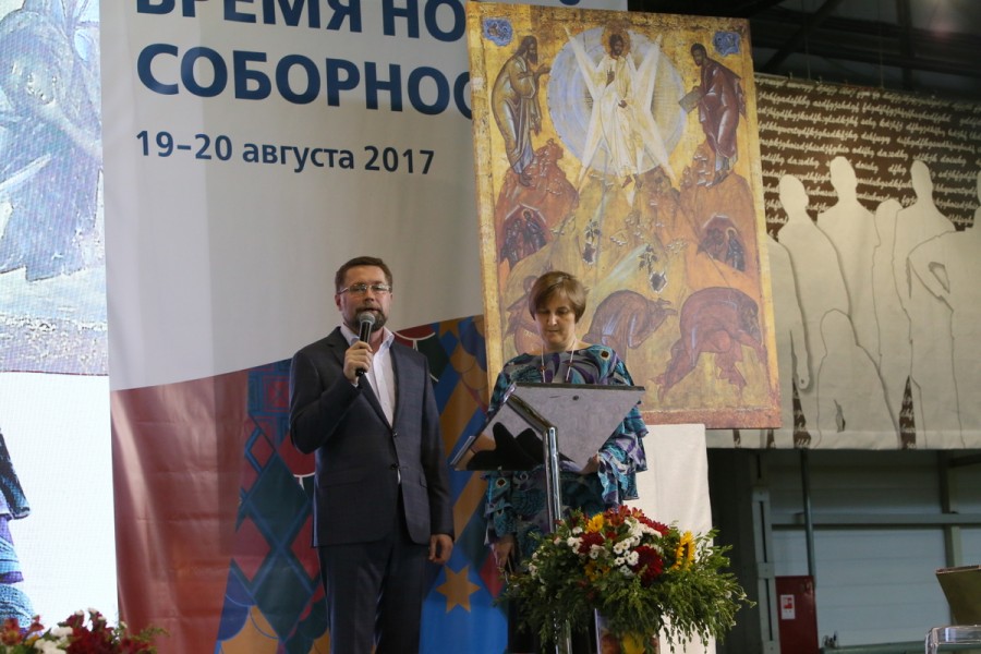 Ведущие открытия: Дмитрий Гасак, председатель Преображенского братства, и Юлия Балакшина, ученый секретарь СФИ