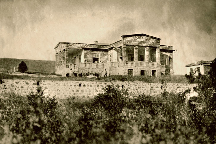 Дом Д.Жуковского и А.Герцык. Судак, 1915 г. В настоящее время в этом здании расположено ПТУ.