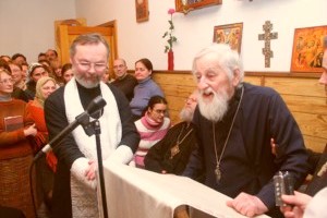 Отец Виталий проповедует на Великой вечерне в часовне Свято-Филаретовского института. 21 января 2006 г.