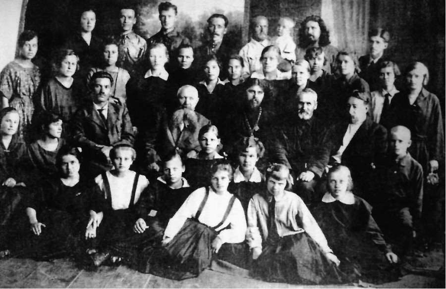 Отец Николай Буткин (в центре) и братчики Свято-Симеоновского братства