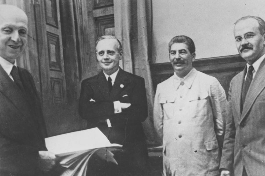 Ф. Гаус, И. Риббентроп, И. Сталин, В. Молотов. 23 августа 1939 г.