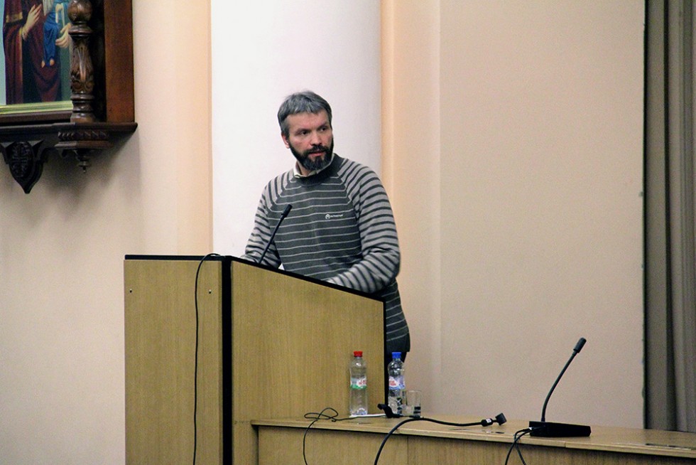  слева от него — специалист по вопросам катехизации ОРОиК РПЦ Антон Ракушин