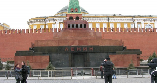 Похоронить нельзя оставить: к чему приведут споры вокруг тела Ленина?