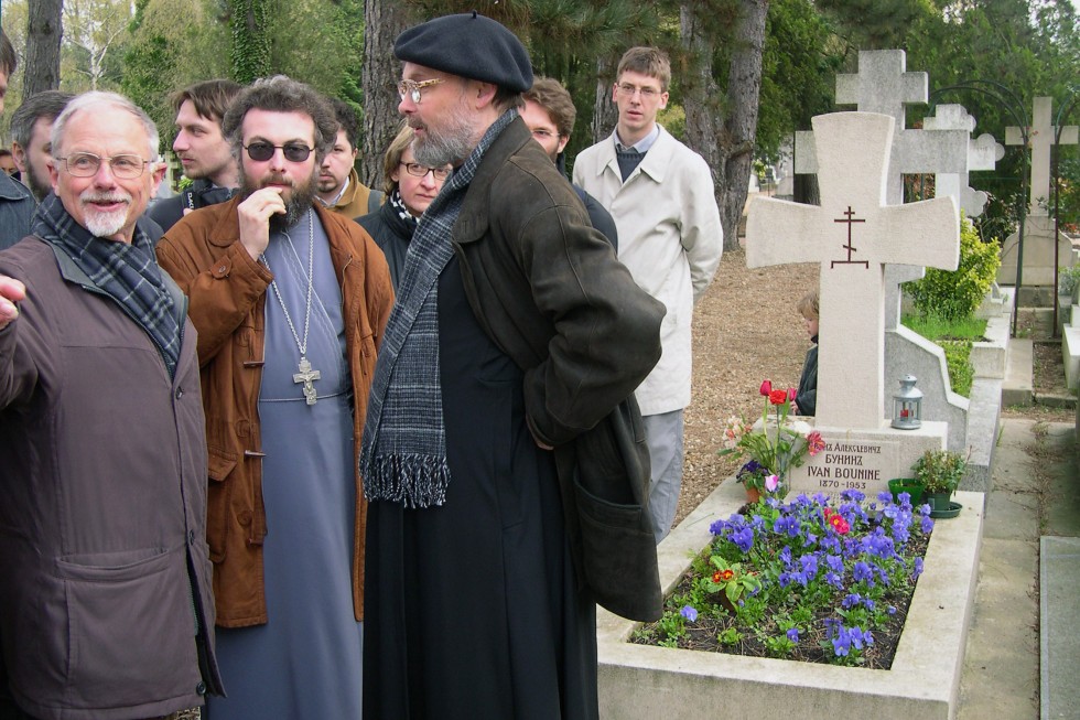 На могиле Ивана Бунина на кладбище Сент-Женевьев-де-Буа во время поездки братства «Сретение» в Париж. 2005 год