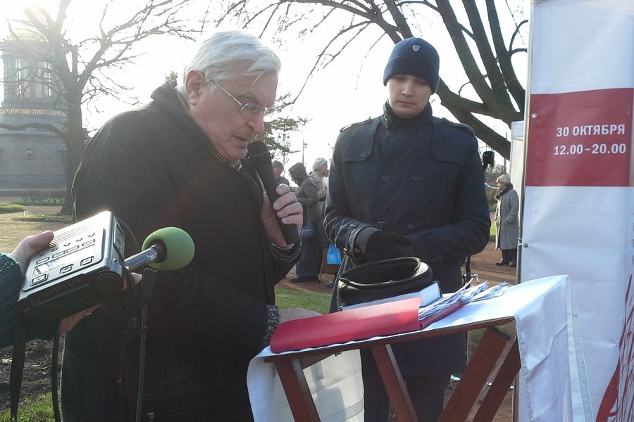 Oleg Basilashvili, a well-known Soviet/Russian film and theatre actor, reciting names of political repression victims Commemorative prayer in St Petersburg