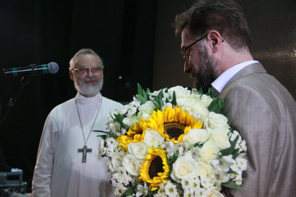 The Chairman of the Brotherhood, Dmitry Gasak, congratulates Fr Georgy on behalf of the brothers and sisters