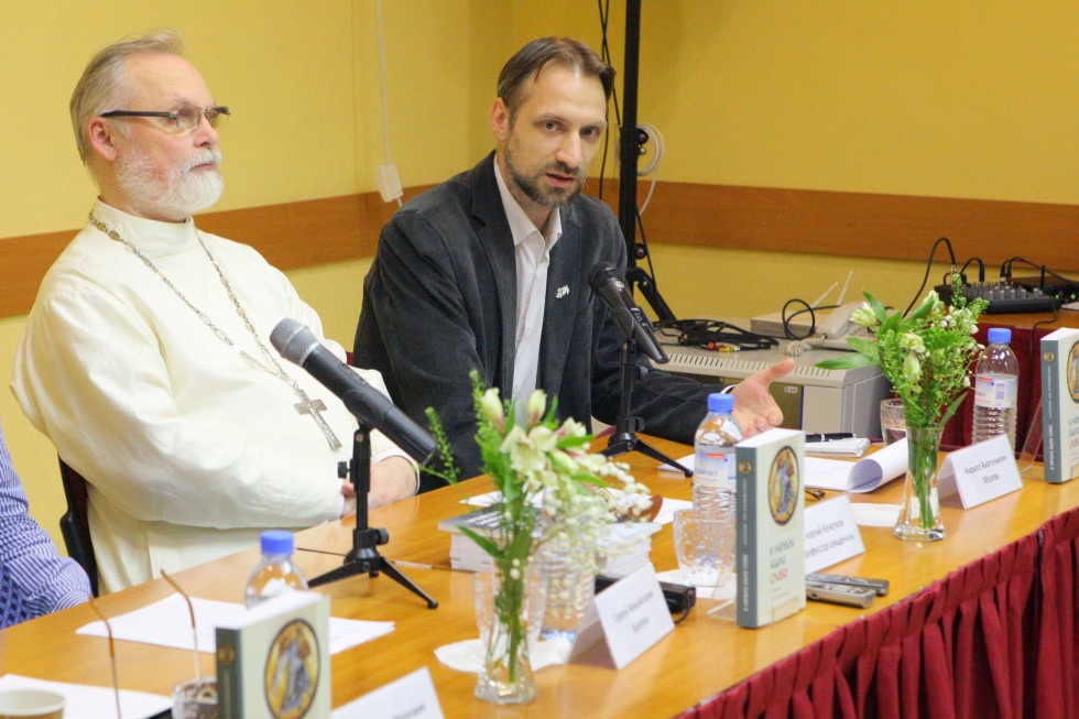 Слева направо: ректор СФИ священник Георгий Кочетков; преподаватель истории миссии и катехизации СФИ Кирилл Мозгов