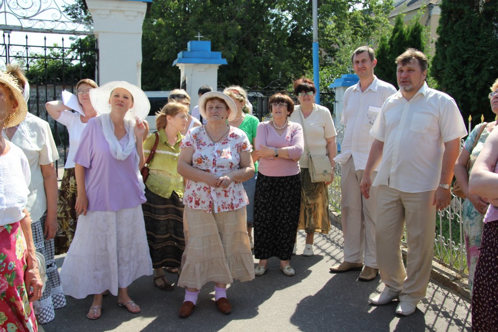 Алексей Мазуров проводит экскурсию по Коломенскому кремлю для братьев и сестёр