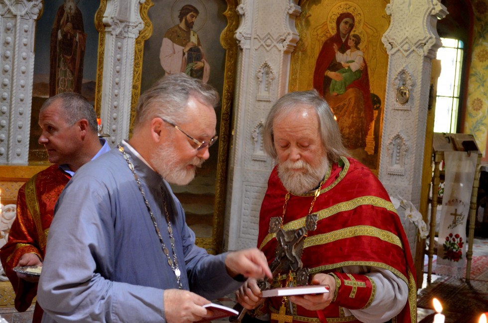 Отец Георгий Кочетков дарит сборник богослужебных переводов отцу Георгию Блатинскому