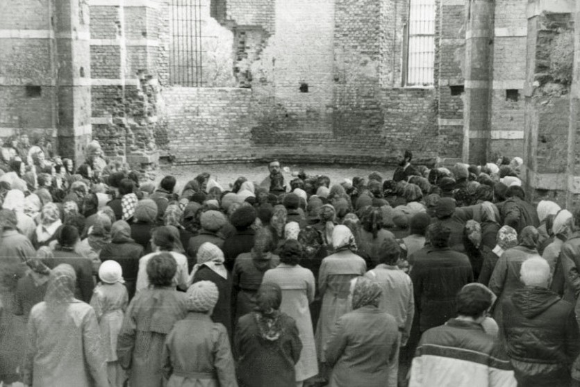 Богослужение в разрушенном Троицком храме города Электроугли – первом храме, куда отец Георгий был назначен настоятелем. 1989 год