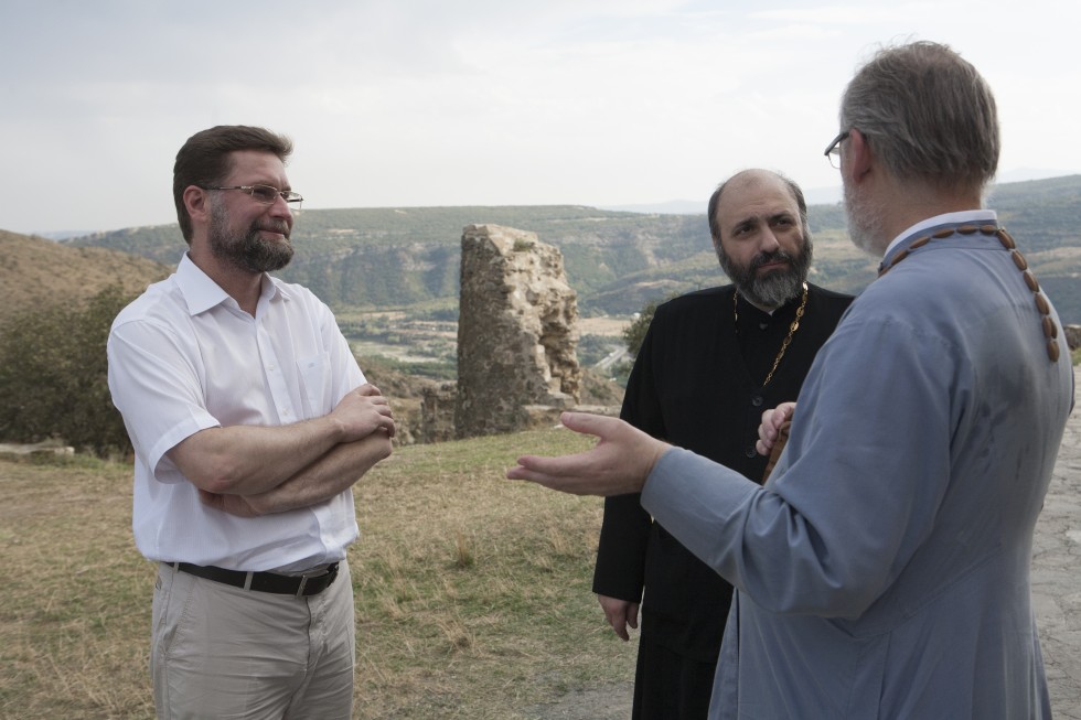 С преподавателем Тбилисской духовной академии отцом Иаковом в монастыре Джвари
