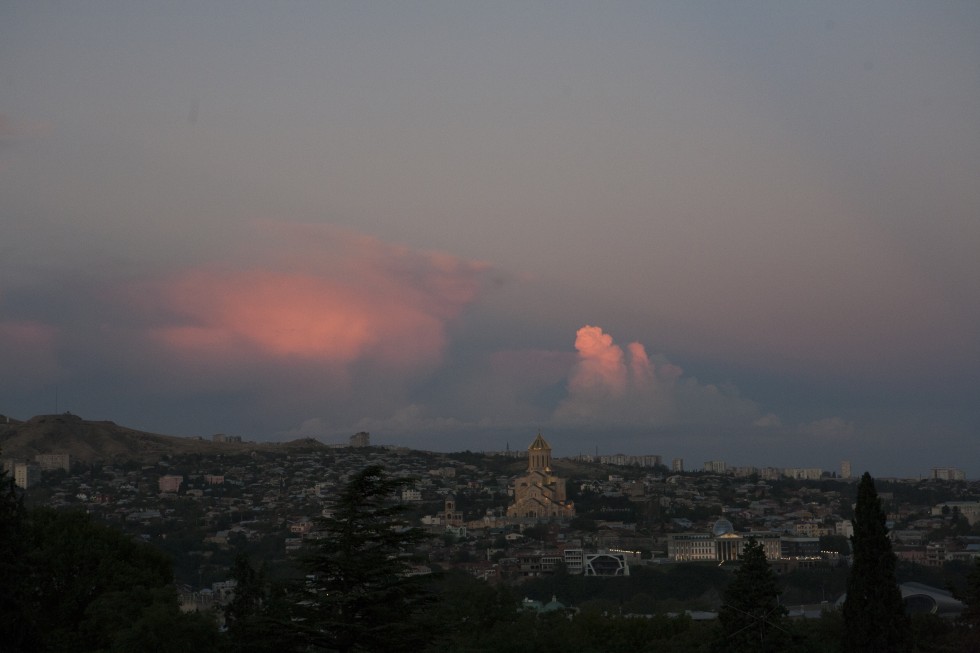 Вид из окон нашей гостиницы на вечерний Тбилиси и Свято-Троицкий кафедральный собор