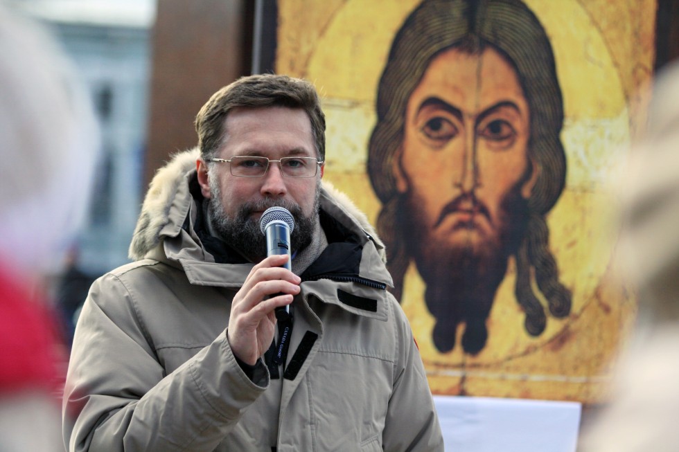 Первый проректор СФИ, председатель Преображенского братства Дмитрий Гасак открывает акцию «Молитва памяти» на Трубной площади в Москве