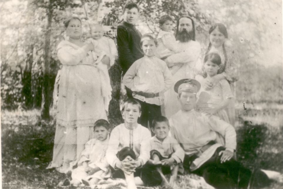 Протоиерей Константин Аггеев с семьёй
