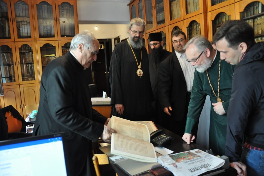 С викарным епископом Исихием в библиотеке патриархии