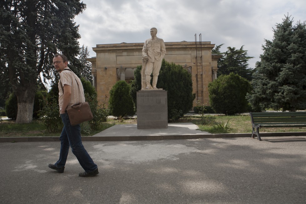 Перед входом в музей посетителей встречает памятник Сталину