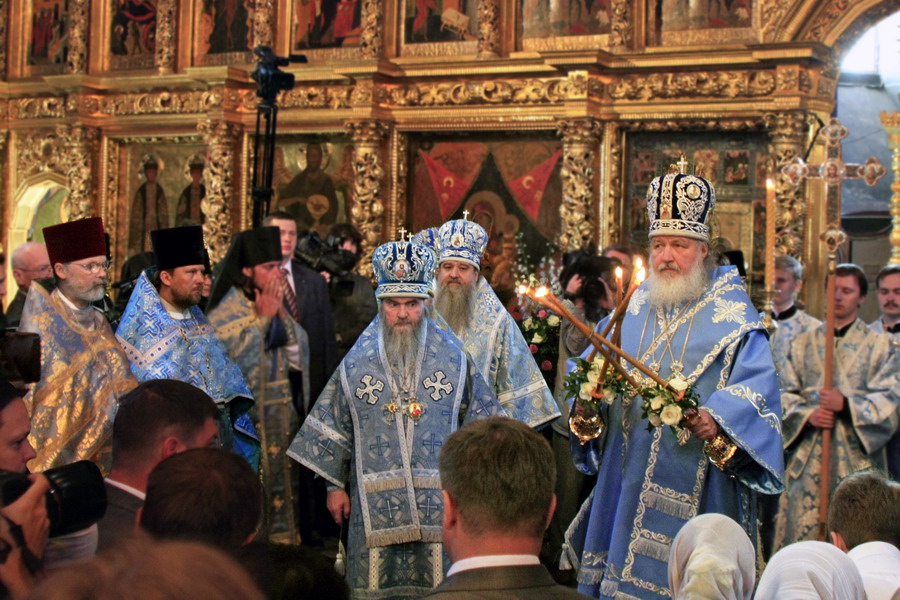 На патриаршем богослужении в Смоленском соборе Новодевичьего монастыря. 2009 год