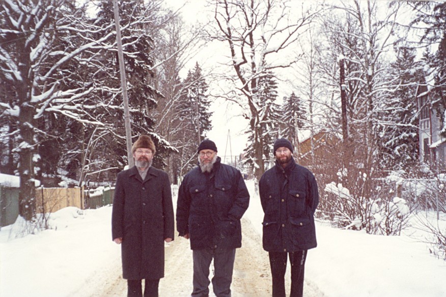 Священник Георгий Кочетков, епископ Серафим (Сигрист) и Дмитрий Гасак. Посёлок Фирсановка, Московская область, 2001 год