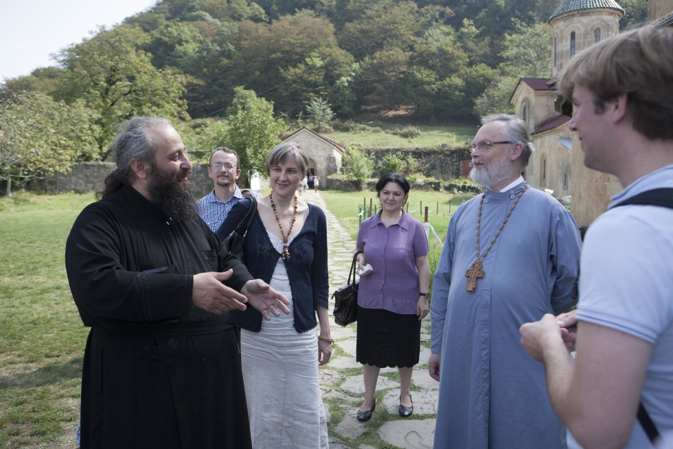 В Гелатском монастыре с преподавателем академии отцом Лазарем Канделаки 